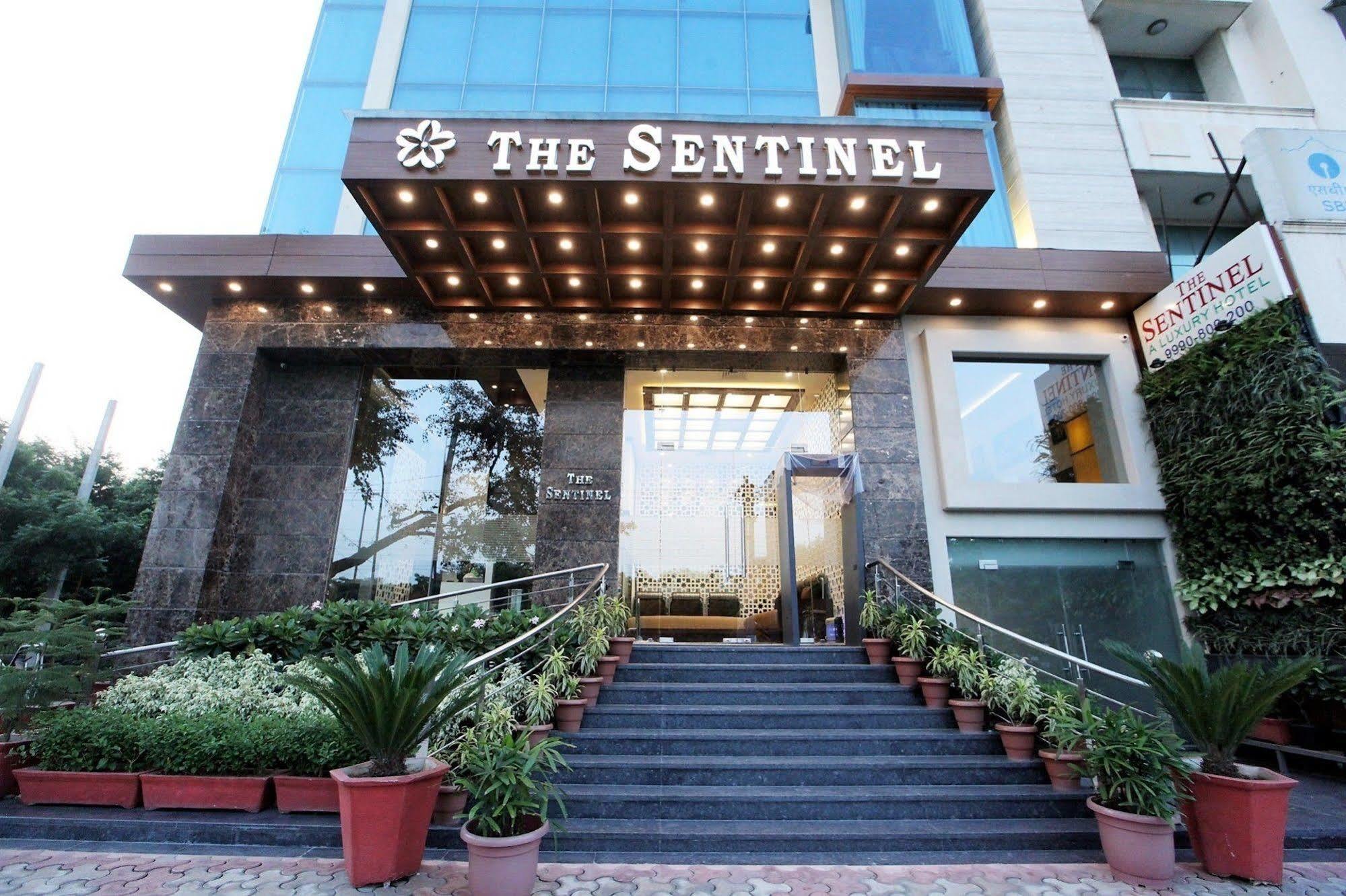 Hotel The Sentinel Nuova Delhi Esterno foto